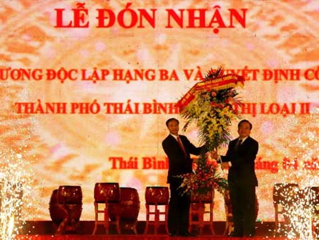 Phó Thủ tướng Hoàng Trung Hải tặng hoa chúc mừng Đảng bộ và nhân dân Thành phố Thái Bình.